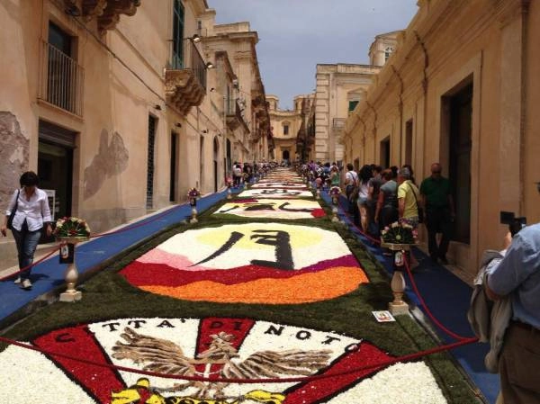 infiorata, noto, infioratadinoto, #infioratadinoto, sicilia, siracusa